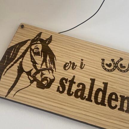 doerskilt i trae med hestemotiv og teksten er i stalden