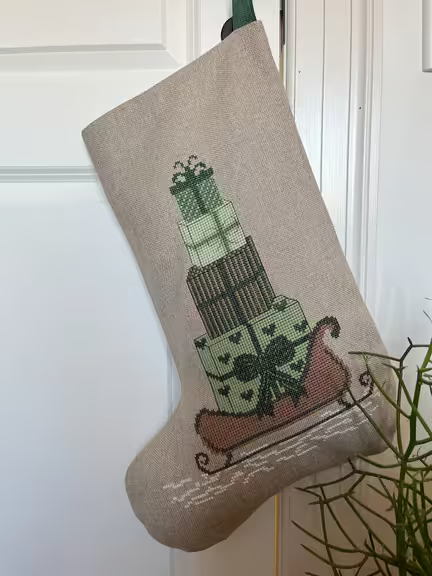 Stocking With Green Gifts broderet Julesok fra Pomp Stitch