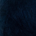 Close up af garnnøgle isager silk mohair farve 101 mørk petrol