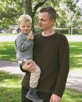 Mand med barn på armen iført Northland sweater fra petiteknit