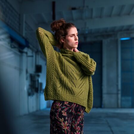 model ses med den strikkede model Bladranke fra filcolana vi ser hende forfra