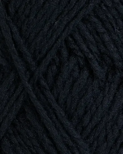 close up af garnet fviel fra rauma garn i farven sort