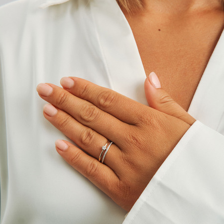 Midnight ring i 14 karat guld på modellen