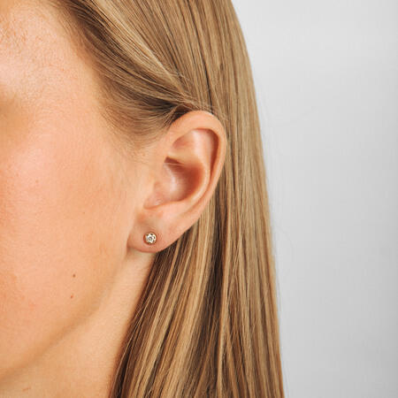 Étoile earrings in 14-carat gold, as shown on the model