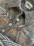Nærbillede af Alma Sweater fra Knitthing_ fra Isager Archives 2 – tæt detalje af jacquardmønster, polokrave og træknapper i melerede jordfarver. Isager garn