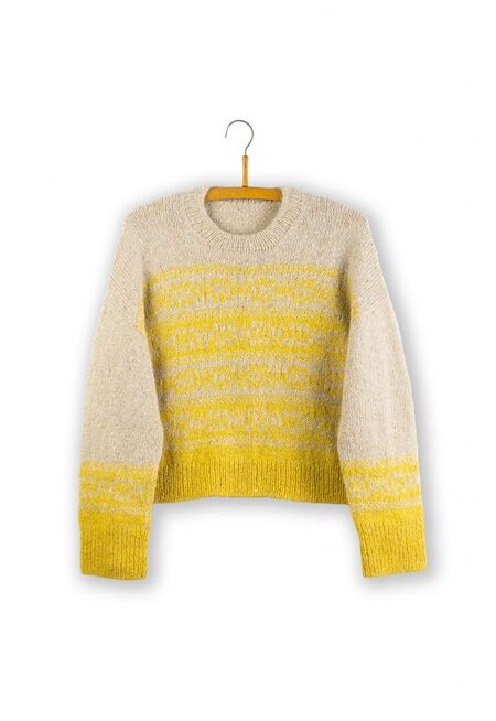 johanne Loop Sweater hængende på bøjle – version i gul og sand