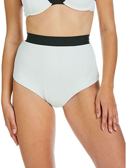 En person iført højtaljede, hvide bikinitrusser med en bred, sort linning. Billedet er beskåret fra skuldre til lår, så man kun ser overkroppen og overbenene.