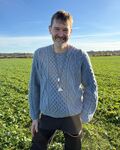 Dagmar Sweater Man fra PetiteKnit – herre­sweater i strukturstrik strikket oppefra og ned