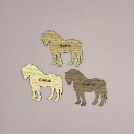 Personligt bordkort i træ formet som fjordhest (nordbagge) med navn – vist i eg og valnød