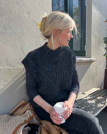 petiteknit paa baenk ifoert ingrid slipover i sort udgave