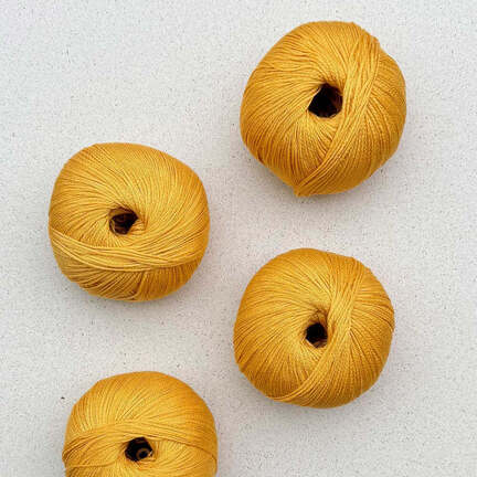 4 garnnoegler i kvaliteten arctic pearl fra pascuali i farven lemon