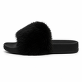 Sort fluffy slip-in sandal med blød pelsrem og sort sål til kvinder på hvid baggrund fra Topsko.dk