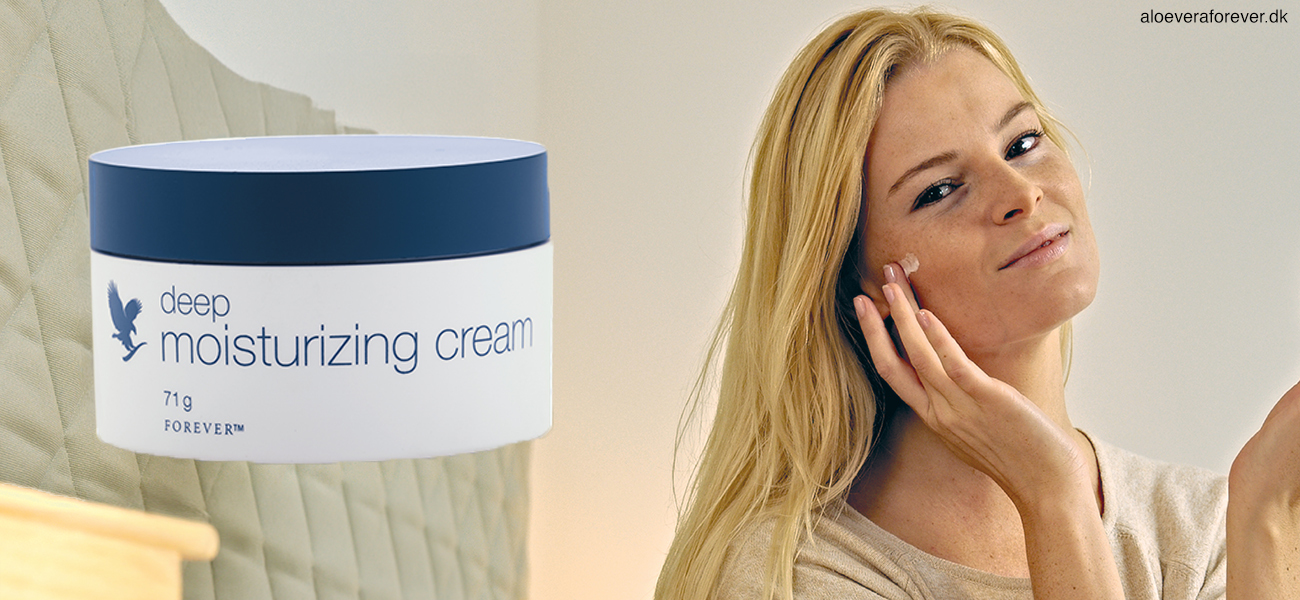 deep moisturizing cream fra Forever Living vises ved siden af lyshåret kvinde