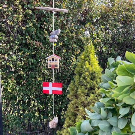 Sommerhus flagline træflag med sten på snor stenranke.Flag med måge. stenranke med dannebrog. Velkommen