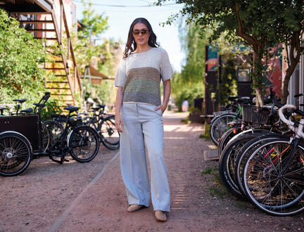 model ifoert strikmodellen 'Klima', strikket i isagergarn, designet af annette danielsen fra bogen 17 gavle