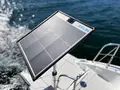 FLINpoleᐩ bifacial solpanel monteret på agterpulpit på sejlbåd