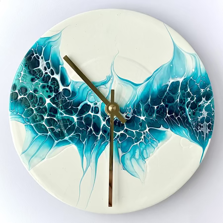 Linguaphone 17 – anderledes og moderne lille vægur fra Redesigna