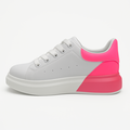 Hvid sneaker med neon pink hæl og såldetalje – moderne damesko