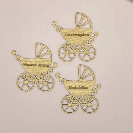 Laserskåret barnevogn i træ – design 01 til dåb og navngivning