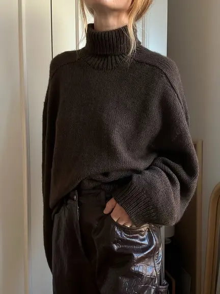 model iført sweater no 30 fra my favorite things knitwear