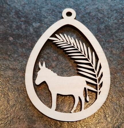 Påskeæg i træ med motiv far palmesøndag