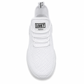 Hvid sneaker med fleksibel overdel og komfortabel sål på hvid baggrund