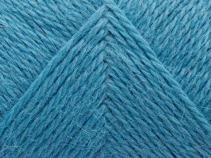 close up af garnet vilja fra filcolana farve 231 delphinium blue