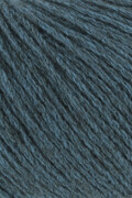 close up af garnnoegle af maerket yak fra lang yarns i farven atlantic blue