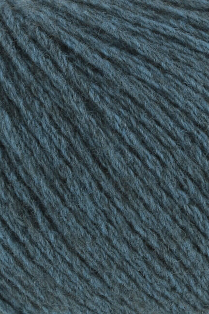 close up af garnnoegle af maerket yak fra lang yarns i farven atlantic blue
