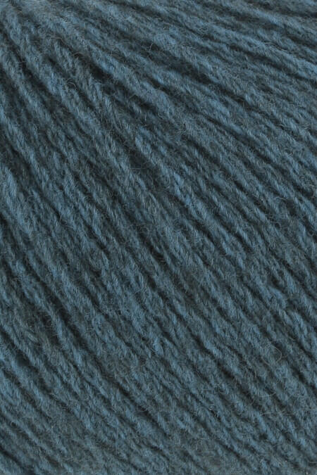 close up af garnnoegle af maerket yak fra lang yarns i farven atlantic blue