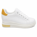 Hvid platform-sneaker med gule detaljer – dame