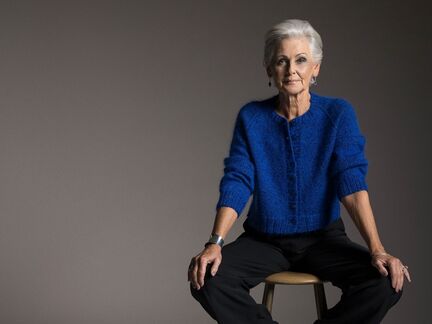 Model iført strikket cardigan Lotta fra filcolana. Strikket i Arwetta, Tilia og paia garn