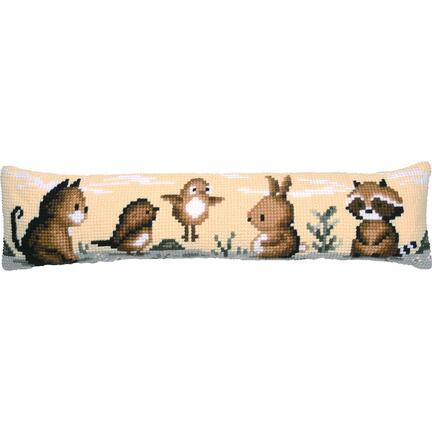 Broderet trækstopper-pude fra Vervaco med søde dyr – kat, fugle, kanin og vaskebjørn – på lys baggrund.