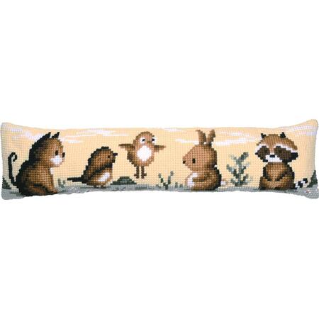 Broderet trækstopper-pude fra Vervaco med søde dyr – kat, fugle, kanin og vaskebjørn – på lys baggrund.