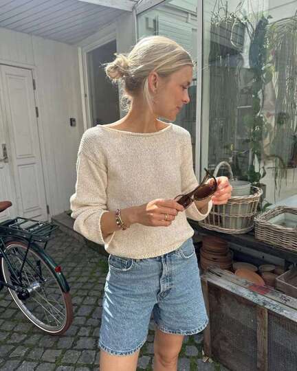 Sevillia Blouse stylet med shorts – PetiteKnit opskrift strikket i Isager garn.