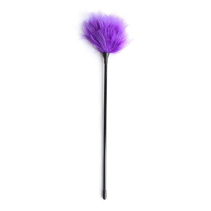 Purple Feather Tickler – lilla fjerstav med sort skaft til sanseleg og forførelse.