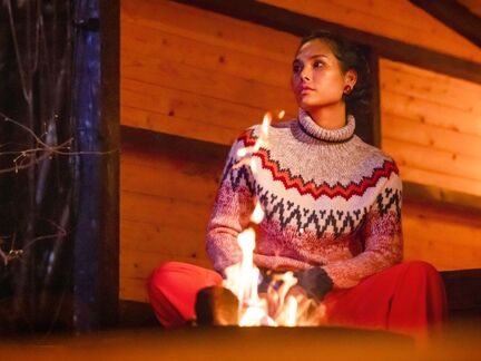 Betula sweater med flerfarvet bærestykke i røde og sorte nuancer, strikket i Peruvian og Alva fra Filcolana.