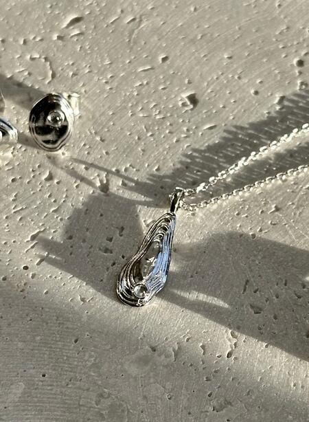 Shell halskæde udført i 925 sterlingsølv isat grå zirkonia.