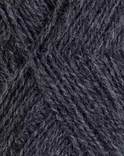 close up af garnet finull fra Rauma i farven 414 koksgraa meleret