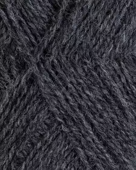 close up af garnet finull fra Rauma i farven 414 koksgraa meleret