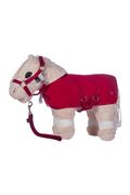 HKM Cuddle Pony. Lysebrun legetøjshest med rødt dækken og rød grime