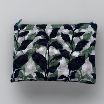 JARDIN clutch fra Baldyre med bladmotiv broderet i korssting