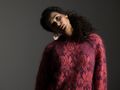 Model iført Divinize desginet af Popknit for Filcolana. Sweater strikket i lilla arwetta og bordeaux tilia