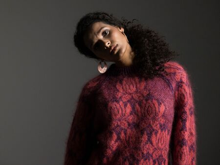 Model iført Divinize desginet af Popknit for Filcolana. Sweater strikket i lilla arwetta og bordeaux tilia