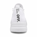 Hvid sneaker med fleksibel overdel og komfortabel sål på hvid baggrund
