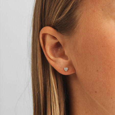 Sparkling Heart earrings in 14-carat gold, as shown on the model