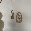 Påskeæg ornament i træ med tulipan i eg og valnød