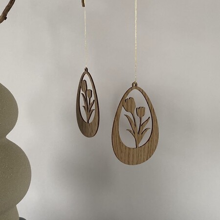 Påskeæg ornament i træ med tulipaner i eg og valnød