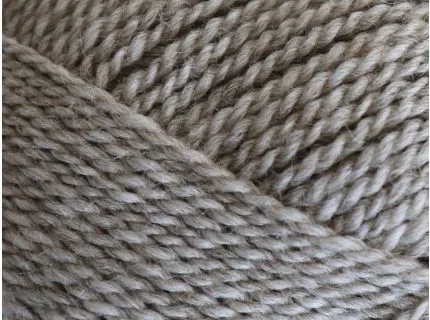 Close up af Garnnøgle Marshdale fra Filcolana i farven driftwood 981