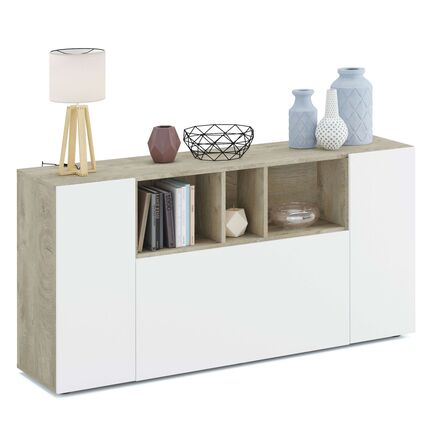 En moderne skænk med lys træfinish og hvide låger. Den er dekoreret med en bordlampe, en trådskål, geometriske vaser og bøger. Skænken har åbne hylder i midten flankeret af lukkede skabe på hver side.